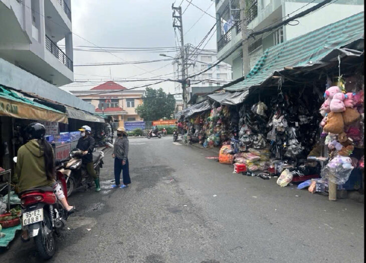 BÁN NHÀ MẶT TIỀN NGAY CHỢ TẶNG LUÔN 3 PHÒNG TRỌ