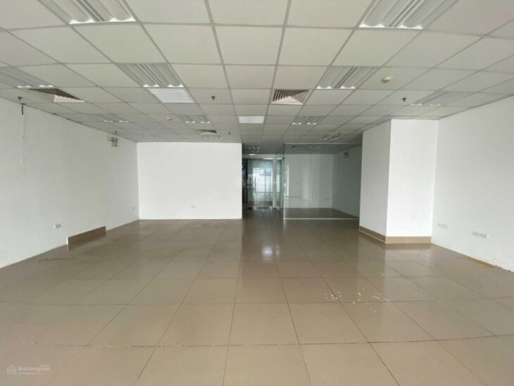 Cho thuê văn phòng 105m2 ở Tố Hữu – Lê Văn Lương sẵn nội thất ngăn 3 phòng đầy đủ PCCC giá 25 triệu