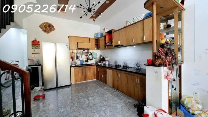 3 tầng, khu phố toàn Tây ở. Đi bộ ra biển Mỹ Khê, đường 6m. Đà Nẵng