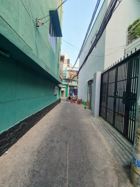 Nhà HXH sát đường Nguyễn Thần Hiến Q4, cách Q1 chỉ 1km, DT trên sổ 51m2, trệt, lầu, giá rẻ chỉ 4tỷ6