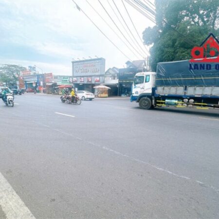 NP1030 bán nhà mặt tiền QL1 phù hợp ở kêt hợp kinh doanh. tấp nấp xe cộ qua lại