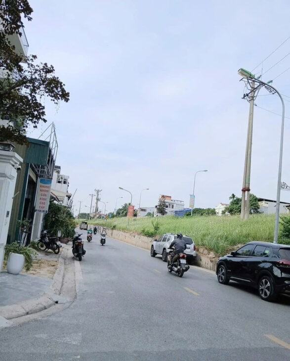 HIẾM – ĐẤT NGỌC THUỴ – LONG BIÊN – 114M – GIÁ NHỈNH 2 TỶ VỊ TRÍ ĐẸP – Ô TÔ NHỎ VÀO CỔNG – SẠCH SẼ