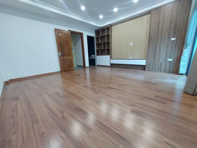 NHÀ ĐẸP- Ở LUÔN PHỐ ĐÀM QUANG TRUNG- LONG BIÊN,50M2,6 TẦNG,MT 5M, 9.5 TỶ. Ô TÔ QUA.