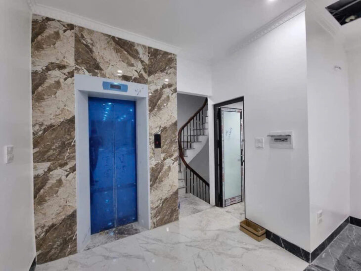 Bán gấp tòa văn phòng mặt phố Nguyễn Xiển, lô góc, dòng tiền 100tr/tháng, thông sàn, vỉa hè rộng