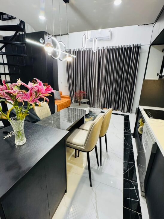 BÁN NHÀ MẶT NGÕ, 5 TẦNG THANG MÁY, PHỐ LÒ ĐÚC, Ô TÔ ĐỖ CỬA, ĐẸP LONG LANH