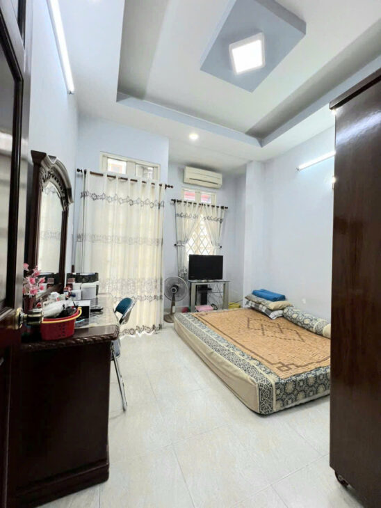 Đường xe tải tránh???? nhau Nhà ngay trung tâm Q 4 4 TẤM NGANG 3.6 NỞ 3.8 DÀI 15M DƯỚI 6,8 tỷ