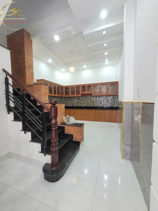 Cho thuê nhà mặt tiền nguyên căn Văn Cao – Nguyễn Sơn, 15tr, 4 x 20, 2 tầng chỉ 15tr