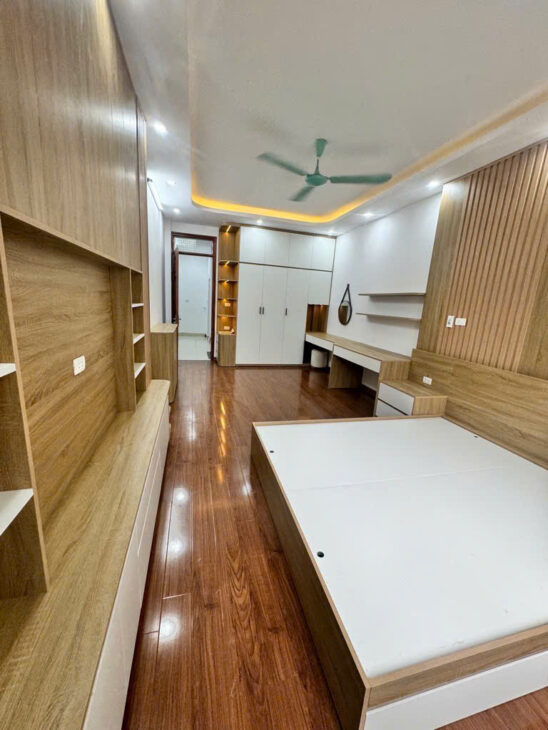 Nhà Lĩnh Nam Mặt Ngõ Thông Ô Tô Đỗ Cửa Qua Nhà 42m 5 Tầng Giá 9.1 Tỷ