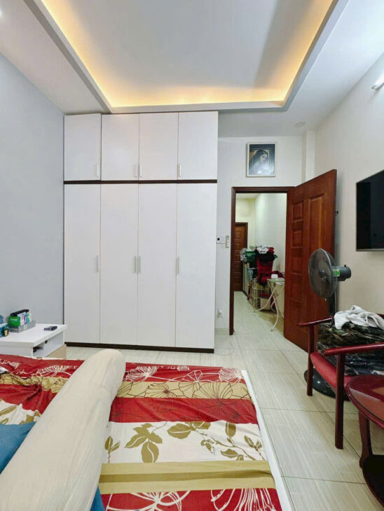 NHÀ MỚI SÁT MẶT TIỀN ĐƯỜNG KHÁNH HỘI Q4 NGANG 3.4 X 12.5 ĐÚC 4 TẤM CHỈ 5 TỶ