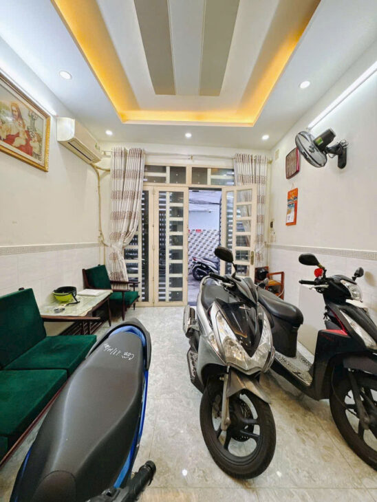 NHÀ MỚI SÁT MẶT TIỀN ĐƯỜNG KHÁNH HỘI Q4 NGANG 3.4 X 12.5 ĐÚC 4 TẤM CHỈ 5 TỶ