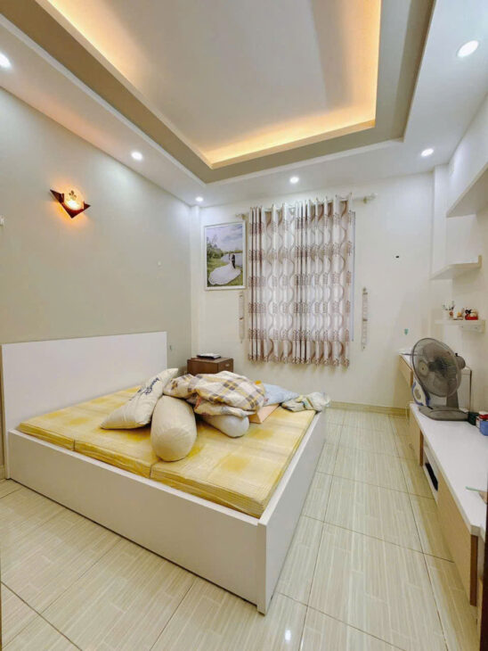 NHÀ MỚI SÁT MẶT TIỀN ĐƯỜNG KHÁNH HỘI Q4 NGANG 3.4 X 12.5 ĐÚC 4 TẤM CHỈ 5 TỶ