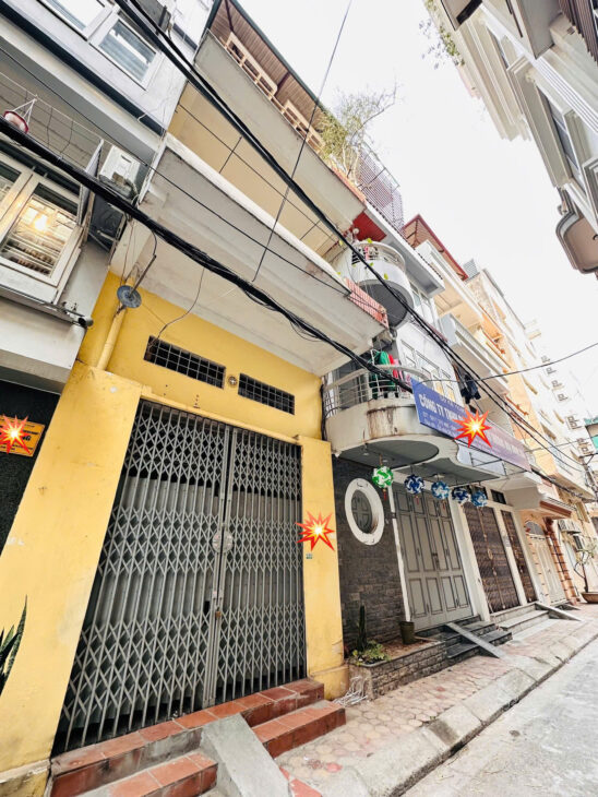 HOÀNG QUỐC VIỆT – CẦU GIẤY – 46M2 x 4T – MT 4M – 13 TỶ – VỈA HÈ – TRƯỚC NHÀ Ô TÔ TRÁNH
