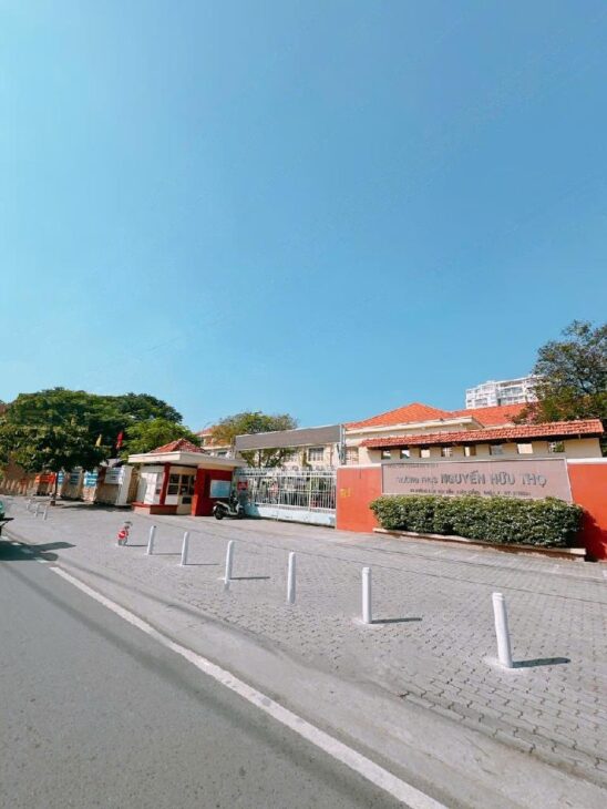 Căn hộ dịch vụ, Đối diện Trường cấp 2 Nguyễn Hữu Thọ, thu nhập 420triệu/Năm, ngang 8m,