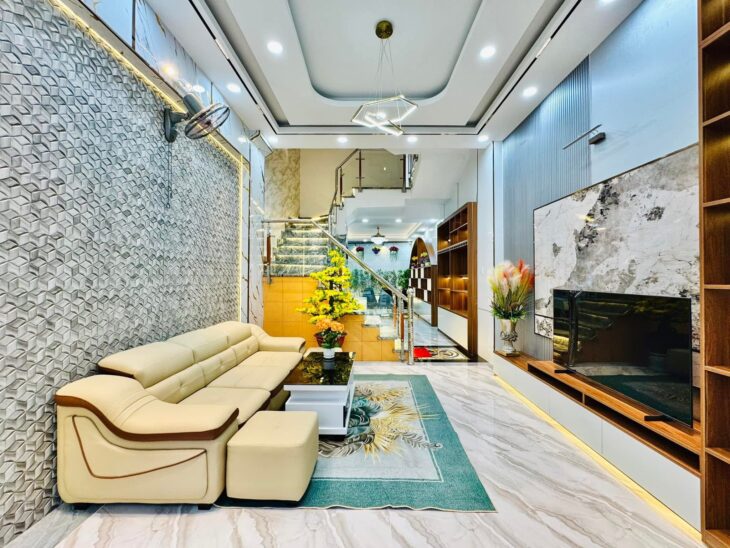 NHÀ ĐẸP CÓ THANG MÁY HẺM 5M HƯỚNG ĐÔNG BẮC, LH 03332 9 5552 THÚY XEM NHÀ 30P