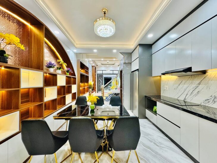 NHÀ ĐẸP CÓ THANG MÁY HẺM 5M HƯỚNG ĐÔNG BẮC, LH 03332 9 5552 THÚY XEM NHÀ 30P