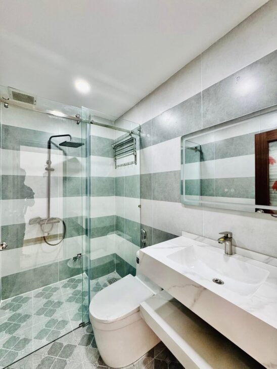 NHÀ ĐẸP CÓ THANG MÁY HẺM 5M HƯỚNG ĐÔNG BẮC, LH 03332 9 5552 THÚY XEM NHÀ 30P