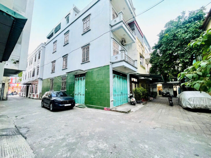 Bán nhà trung tâm phường Đề Thám- cách trần hưng đạo 25m, đường to rộng, có thể chia được 2 xuất.