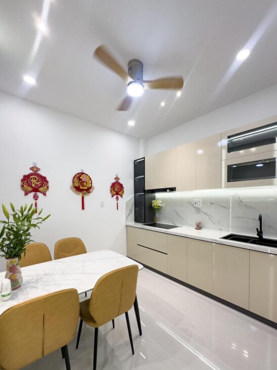 Bán Nhà HXH thông Hoa Đào 4 Tầng 4 P.Ngủ Chỉ Hơn 7 Tỉ