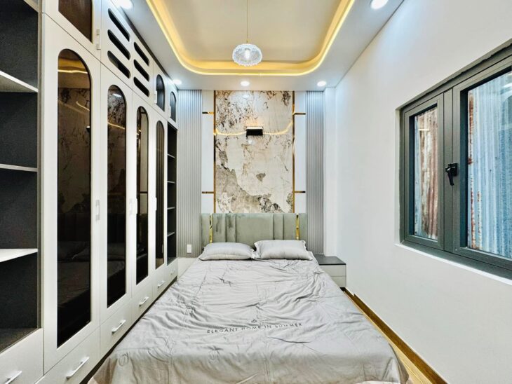 NHÀ ĐẸP CÓ THANG MÁY HẺM 5M HƯỚNG ĐÔNG BẮC, LH 03332 9 5552 THÚY XEM NHÀ 30P