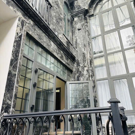 CĂN HỘ DỊCH VỤ – DÒNG TIỀN 3 TỶ/NĂM – 33 PHÒNG – THANG MÁY – HẦM – NƠ TRANG LONG – GIÁ 49 TỶ TL