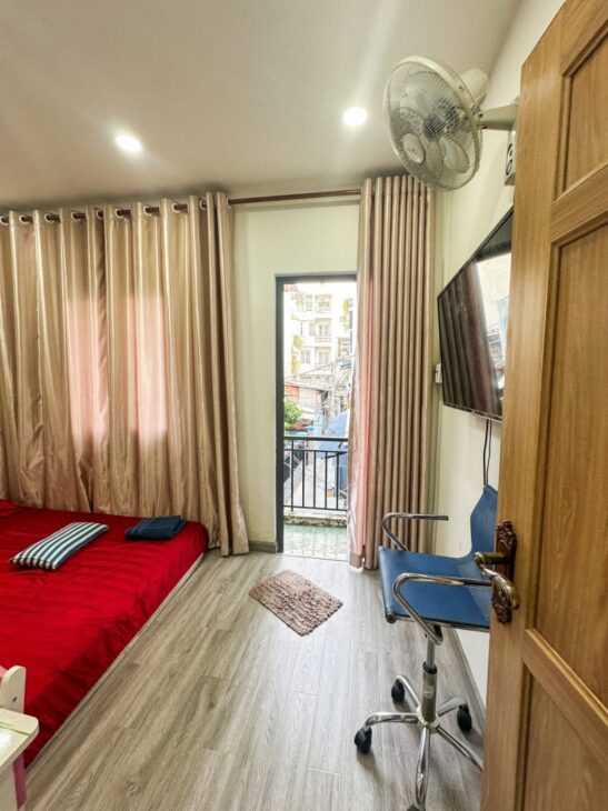 Bán Nhà kế Phan Xích Long, 2 Tầng 2 PN, Có sân để xe Nhỉnh 3 Tỉ