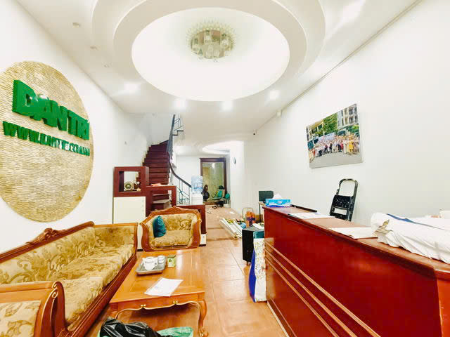 Căn nhà riêng này tọa lạc tại vị trí đắc địa, Ngõ 2 Phố Giảng Võ, Đống Đa, Hà Nội, với diện tích