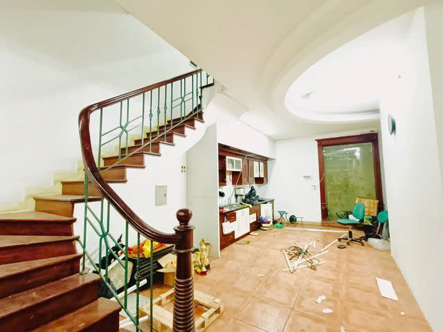 Căn nhà riêng này tọa lạc tại vị trí đắc địa, Ngõ 2 Phố Giảng Võ, Đống Đa, Hà Nội, với diện tích