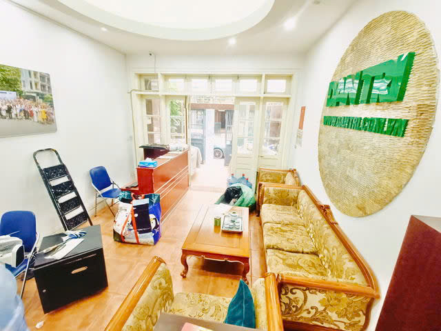 Căn nhà riêng này tọa lạc tại vị trí đắc địa, Ngõ 2 Phố Giảng Võ, Đống Đa, Hà Nội, với diện tích