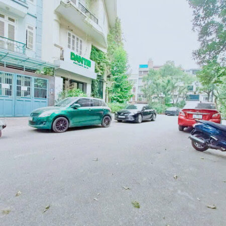 Căn nhà riêng này tọa lạc tại vị trí đắc địa, Ngõ 2 Phố Giảng Võ, Đống Đa, Hà Nội, với diện tích