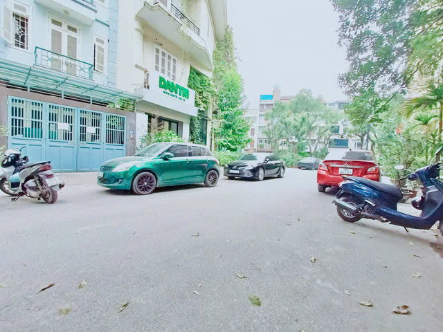 Căn nhà riêng này tọa lạc tại vị trí đắc địa, Ngõ 2 Phố Giảng Võ, Đống Đa, Hà Nội, với diện tích