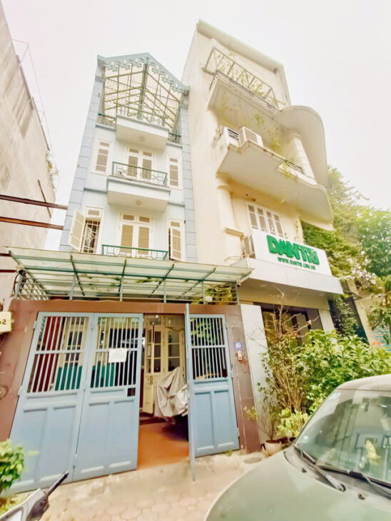 Căn nhà riêng này tọa lạc tại vị trí đắc địa, Ngõ 2 Phố Giảng Võ, Đống Đa, Hà Nội, với diện tích
