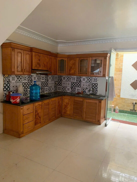 Nhà mặt đường Thiên Lôi, 93m 4 tầng, vỉa hè 3m, Giá 9.3 tỉ, gần Chợ và AEON