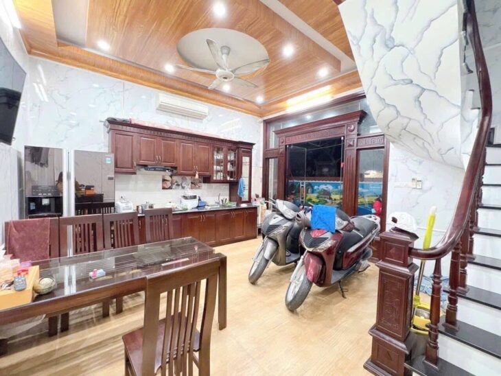 Bán nhà Xuân La giá 8 tỷ, diện tích 35m2, 5 tầng, mặt tiền 6m