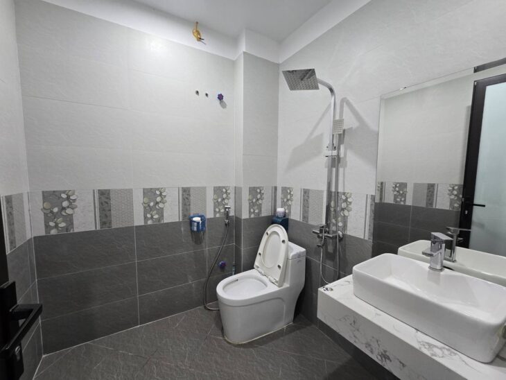 Bán nhà Trịnh Đình Cửu giá 12.3 tỷ, diện tích 40m2, 7 tầng, mặt tiền 3.5m