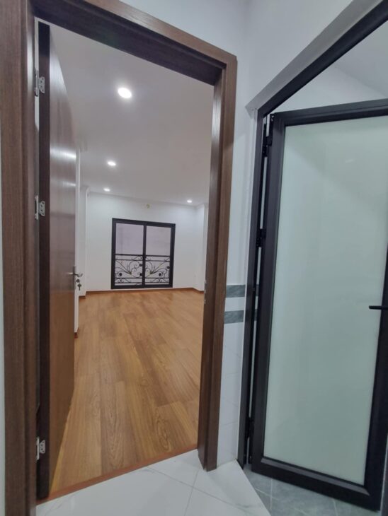 Bán Nhà: Tựu Liệt, 40m2, 5 tầng, gần bãi xe, oto cổng, ô chờ thang máy. hơn 5 tỷ