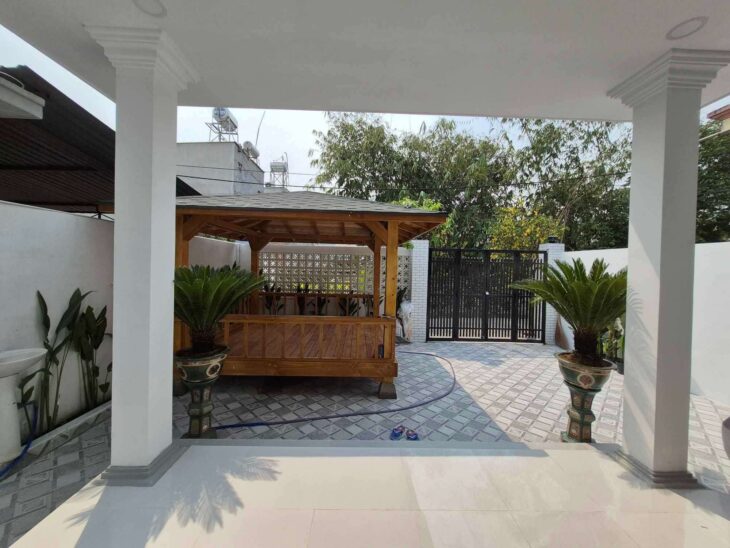 BIỆT THỰ SÂN VƯỜN HÓC MÔN CHỦ NGỘP QUÁ NGỘP NHÀ CẤP 4 MỚI TINH, HẺM XE TẢI, NGANG KHỦNG 8.6M, NGAY