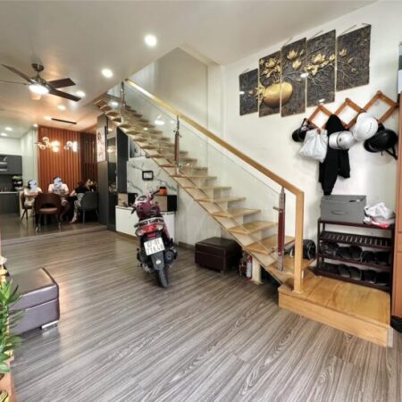 Bán nhà Di Trạch 33m2x5 tầng, 4 ngủ, đủ công năng, ô tô gần,trường học liền kề, tiện ích full, 4.8