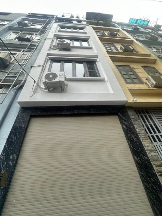 BÁN NHÀ TRUNG TÂM CẦU GIẤY Ô TÔ ĐỖ CỬA PHÂN LÔ NGÕ THÔNG THOÁNG NHÀ ĐẸP CHỈ 8,3 TỶ