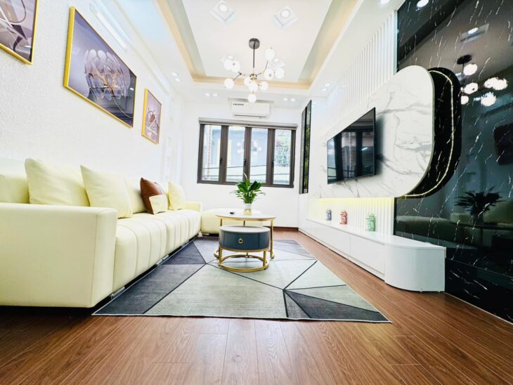 BÁN NHÀ TRUNG TÂM CẦU GIẤY Ô TÔ ĐỖ CỬA PHÂN LÔ NGÕ THÔNG THOÁNG NHÀ ĐẸP CHỈ 8,3 TỶ