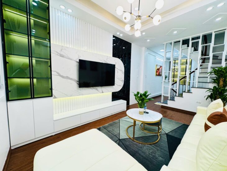 BÁN NHÀ TRUNG TÂM CẦU GIẤY Ô TÔ ĐỖ CỬA PHÂN LÔ NGÕ THÔNG THOÁNG NHÀ ĐẸP CHỈ 8,3 TỶ