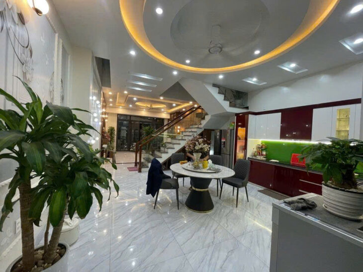 Bán nhà ngõ Nam Pháp – 98m 3 tầng độc lập, sân cổng riêng, GIÁ 5.7 tỉ đẹp như mới