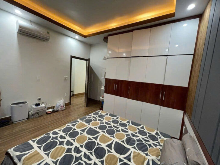 Bán nhà ngõ Nam Pháp – 98m 3 tầng độc lập, sân cổng riêng, GIÁ 5.7 tỉ đẹp như mới