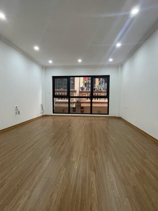 Nhà mới đẹp,ngõ rộng thông phố Nguyễn Văn Cừ 39m2,5 tầng,mặt tiền 4m, 7.5 tỷ Long Biên.