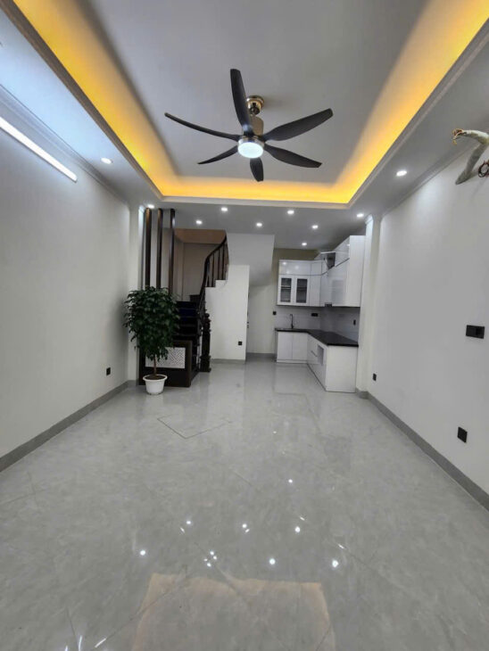 HOA HẬU CẦY GIẤY, Yên Hòa, DT: 30m2, 5 tầng, MT: 4m, giá: 8 tỷ.