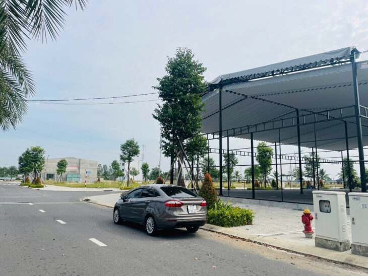 Đất nền đối diện Eco Retreat Long An. Giá 2.1 tỷ. Hạ tầng hoàn thiện, sổ sẵn từng nền. Mặt đường