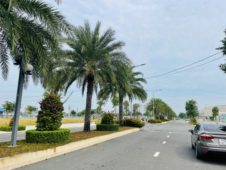 Đất nền đối diện Eco Retreat Long An. Giá 2.1 tỷ. Hạ tầng hoàn thiện, sổ sẵn từng nền. Mặt đường