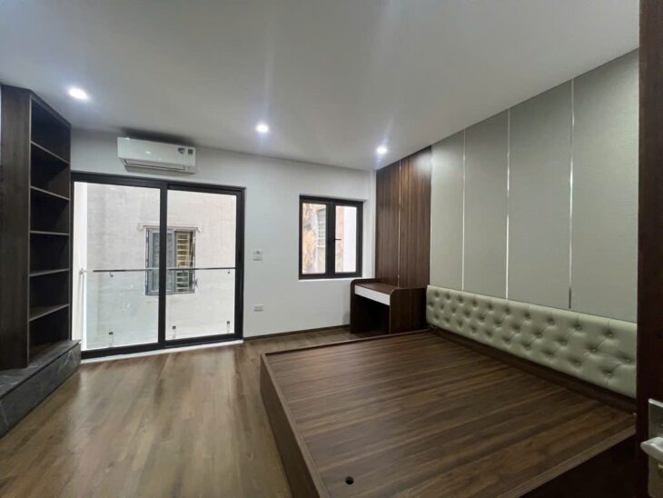 BÁN NHÀ BỒ ĐỀ 40M2* 5 TẦNG* 8.7 TỶ,THANG MÁY, FULL NỘI THẤT