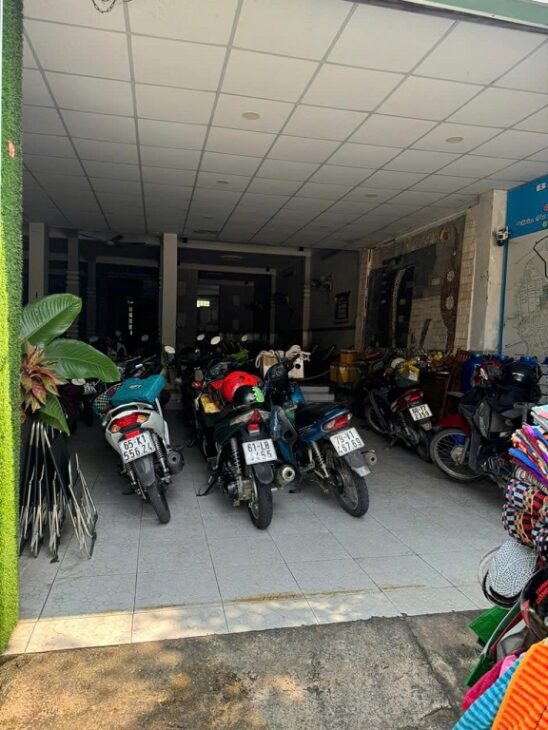 Không có người trông coi cần sang quán