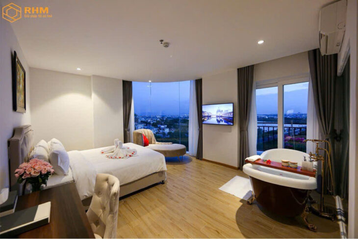 🏨BÁN KHÁCH SẠN 4 SAO LÔ GÓC 2 MẶT TIỀN – 𝑽𝒊𝒆𝒘 𝒕𝒓𝒊𝒆̣̂𝒖 đ𝒐̂, 𝑫𝒐𝒂𝒏𝒉 𝒕𝒉𝒖 𝒌𝒉𝒖̉𝒏𝒈