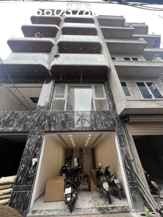 Cần Tiền bán gấp nhà tại tư đình long biên hà nội . nhà 7 tầng thang máy và đang hoàn thiện .